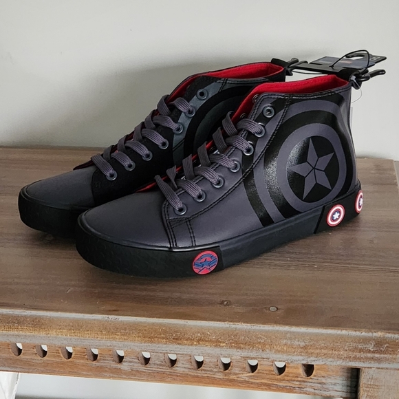 ๐ Captain America High-Top Sneakers โ Size 8 โ Marvel Avengers โ New with Tags - Picture 1 of 12